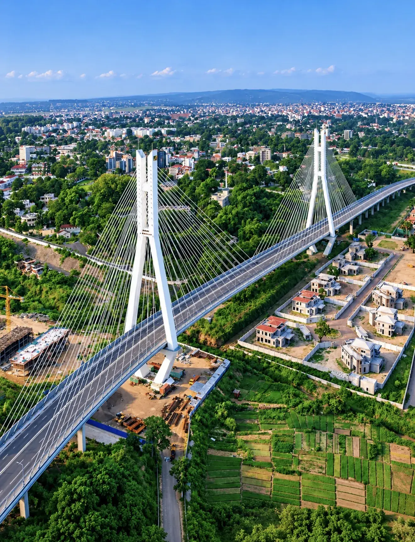 Vue aérienne d'un pont à haubans à Brazzaville